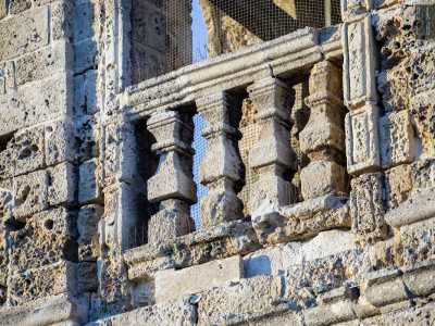 Il campanile, la cui pietra in tufo � stata erosa da secoli di vento proveniente dal mare...